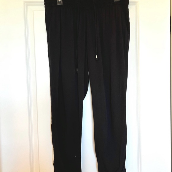 Old Navy Black Drawstring Capris - Picture 3 of 6